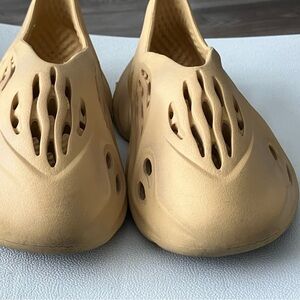 Adidas Yeezy Foam
Desert Sand (Kids) size 5